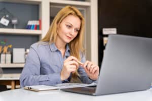 A lady using her computer to do customer training using an LMS